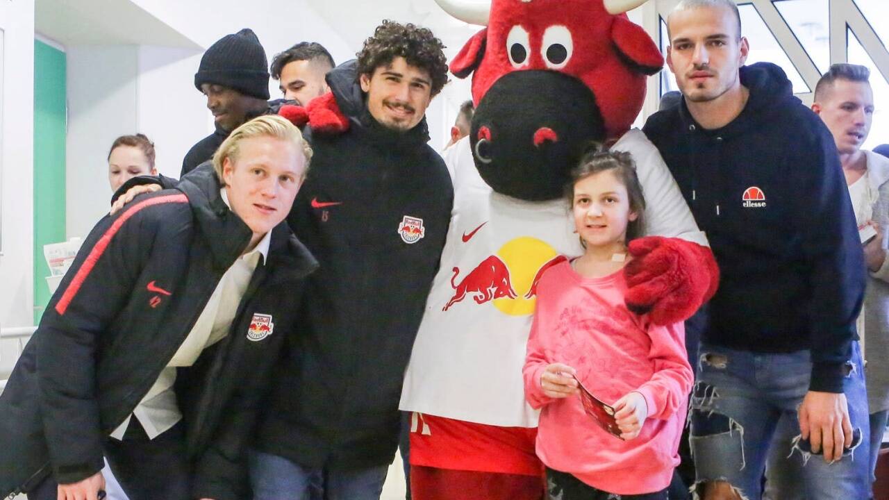 „Soziale Verbundenheit“ nennt der FC Red Bull Salzburg sein soziales Engagement. Hier beim Besuch am Mittwoch im Landeskrankenhaus. 