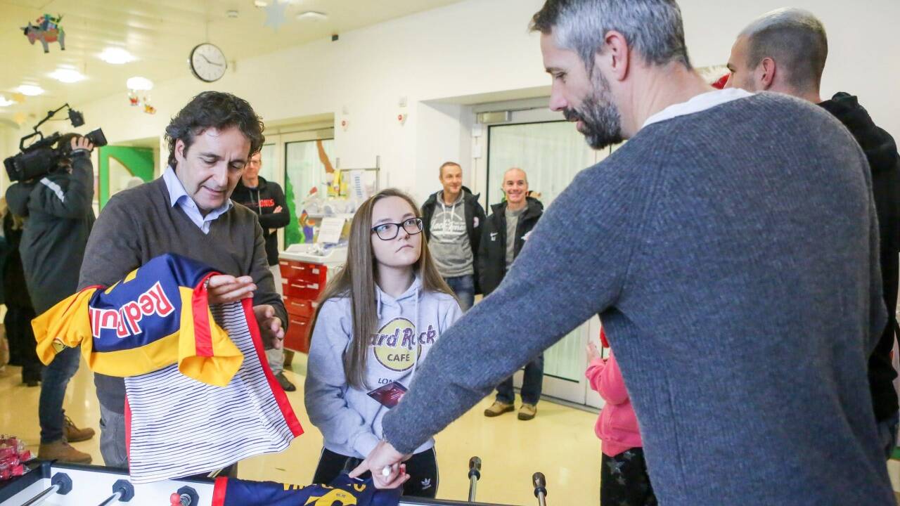 „Soziale Verbundenheit“ nennt der FC Red Bull Salzburg sein soziales Engagement. Hier beim Besuch am Mittwoch im Landeskrankenhaus. 