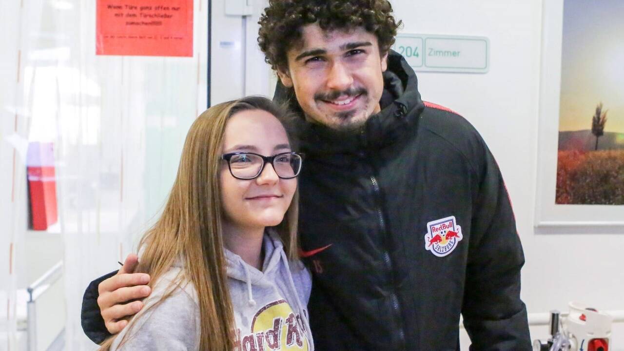„Soziale Verbundenheit“ nennt der FC Red Bull Salzburg sein soziales Engagement. Hier beim Besuch am Mittwoch im Landeskrankenhaus. 