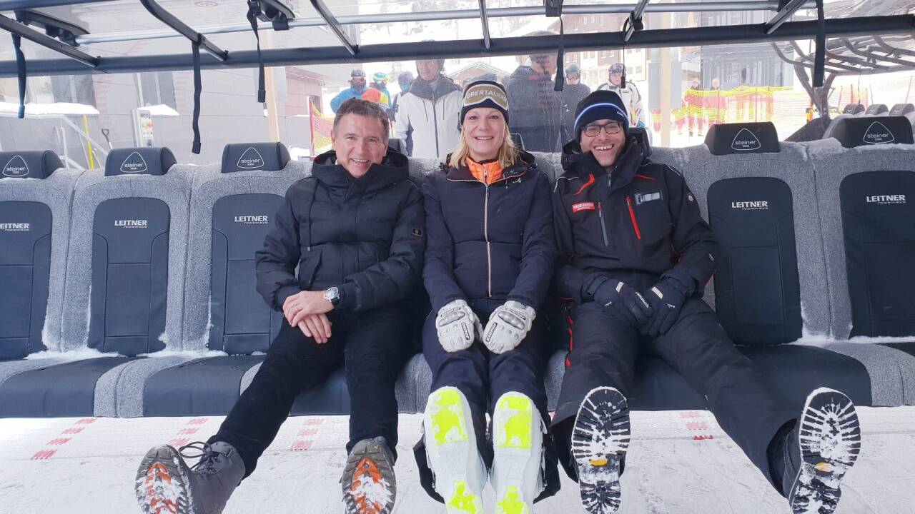 Martin Leitner, Maria Höfl-Riesch und Johannes Steiner beim Probesitzen. 