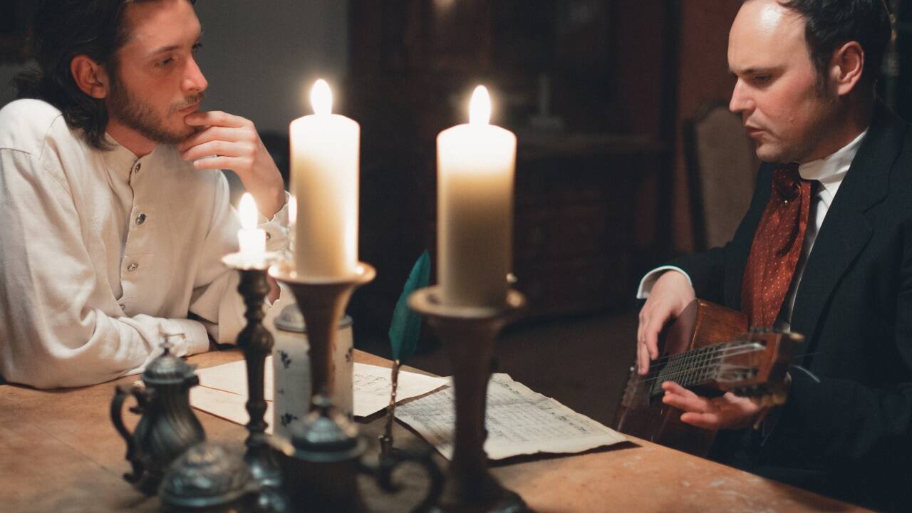 Eine Szene aus dem Film: Die Entstehung des Liedes am Heiligabend 1818, durch Franz Xaver Gruber und Joseph Mohr. 