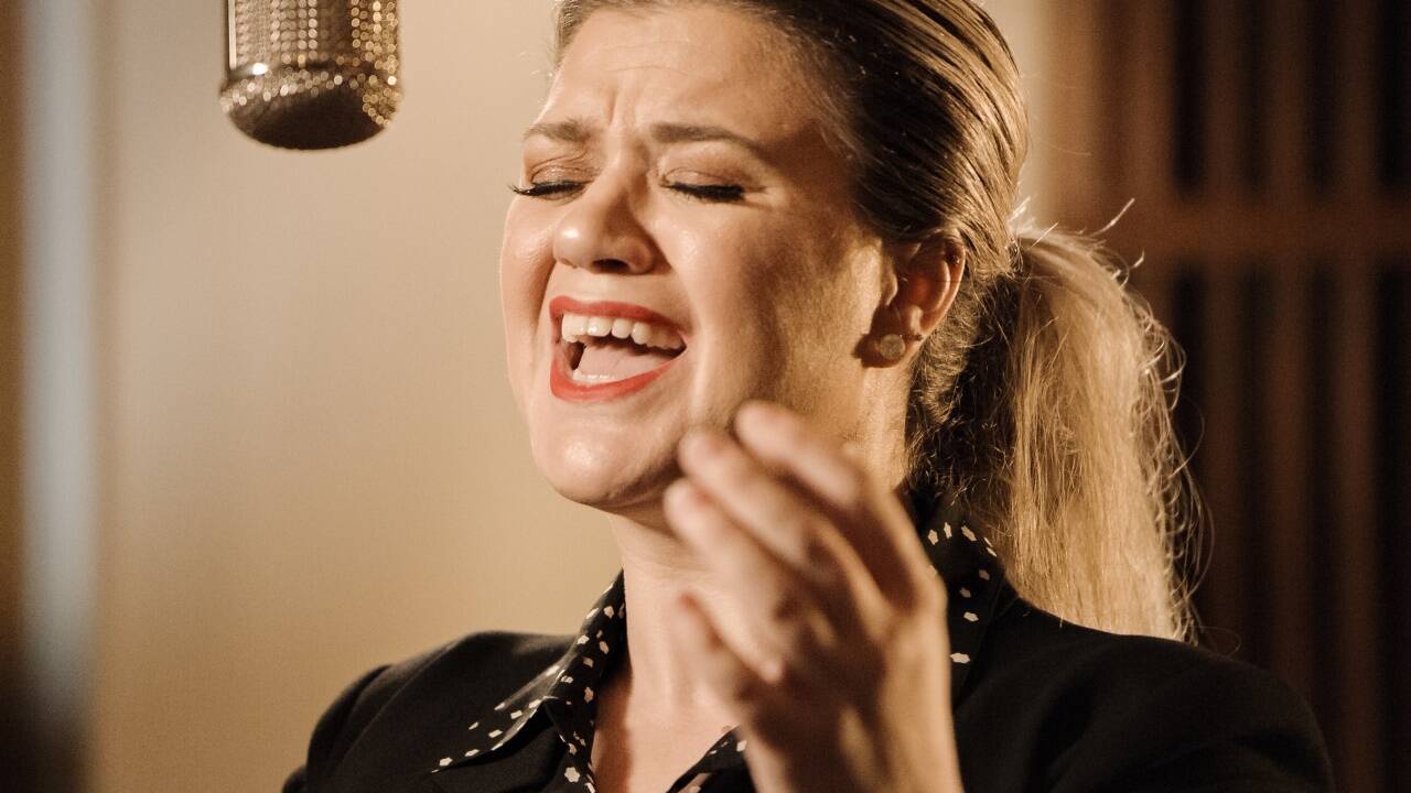 Die US-Sängerin Kelly Clarkson singt für den Film das Lied neu ein.  