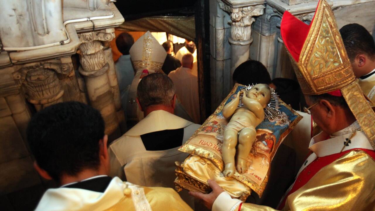 Am 24. Dezember nimmt der Patriarch von Jerusalem in der Geburtskirche in Bethlehem die Figur des Jesuskindes aus ihrem Glasbehälter.  