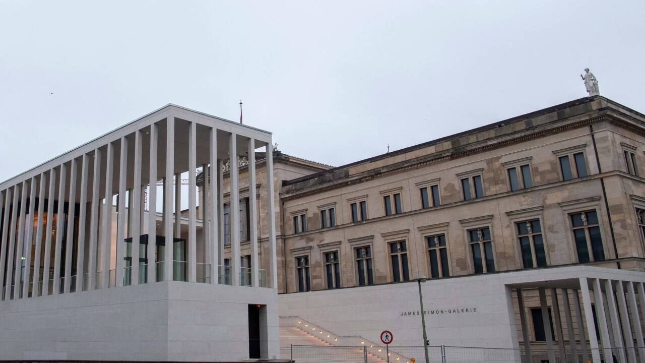 Ansicht der James-Simon-Galerie auf der Museumsinsel in Berlin.  