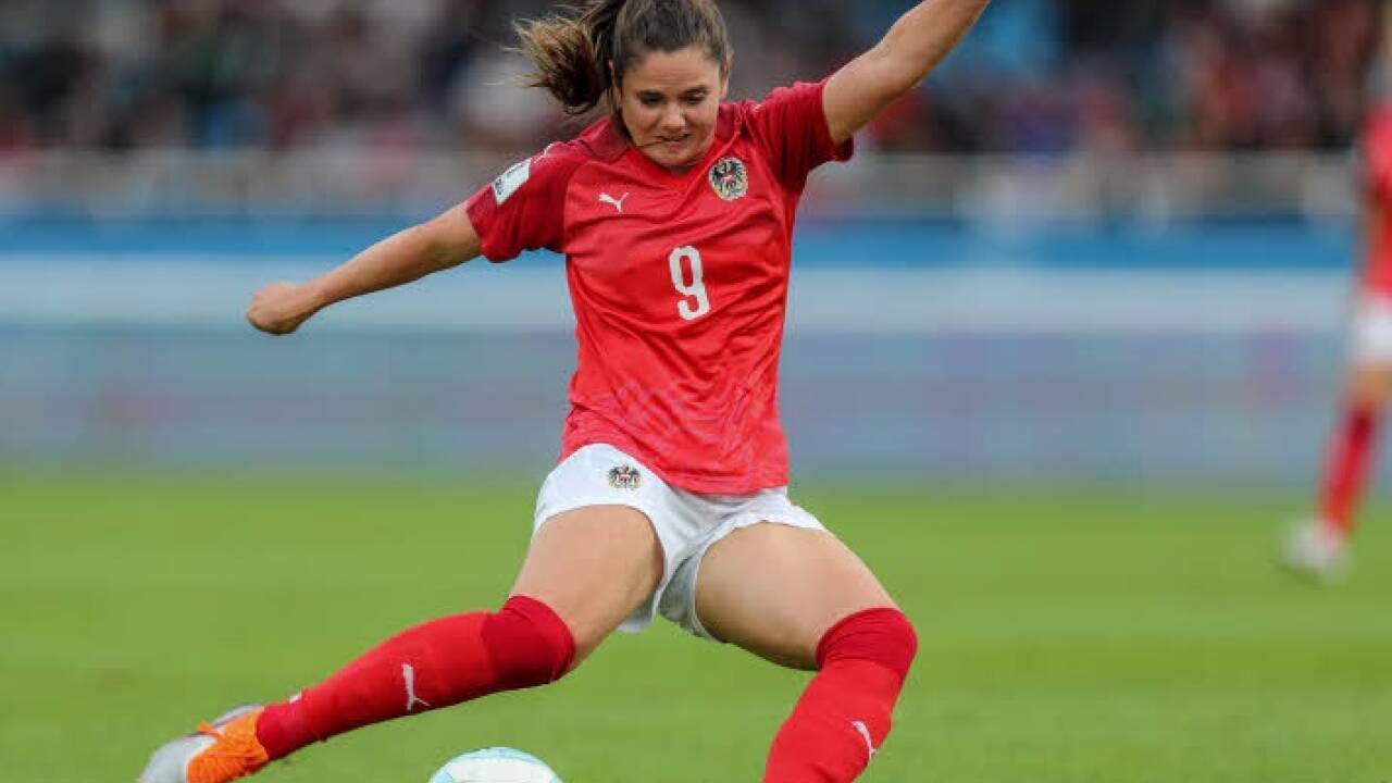 Stark am Ball – Sarah Zadrazil im Dress des Nationalteams. 