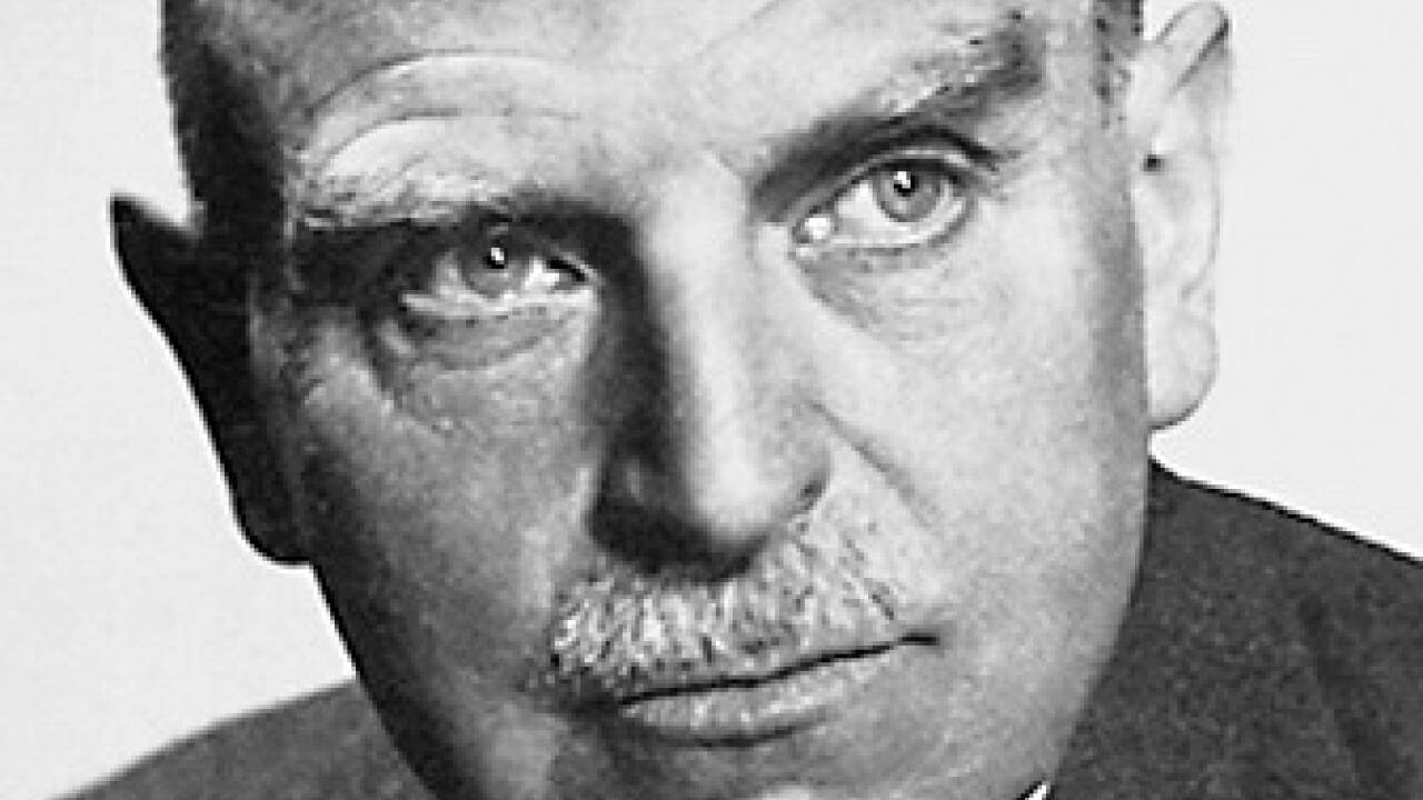 1938: Der Physiker Otto Hahn, dem erstmals die Spaltung schwerer Atomkerne gelungen ist, veröffentlicht darüber einen Bericht. 