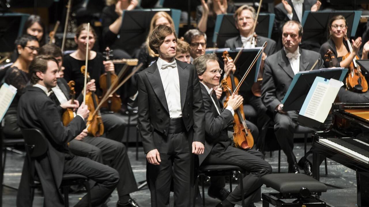 Pianist Rafał Blechacz mit den Musikern des hr-Sinfonieorchesters Frankfurt. 
