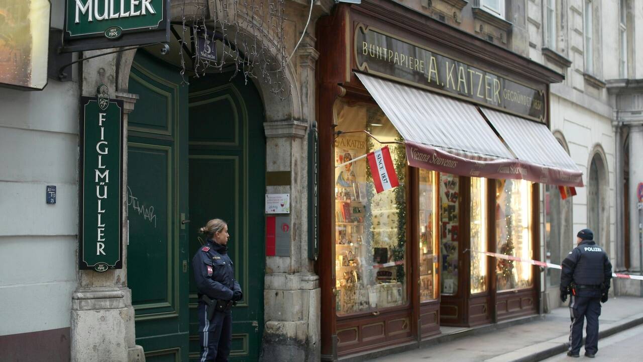 Ein Toter und ein Verletzter nach Schüssen vor dem Restaurant „Figlmüller“ in der Wiener Innenstadt. 