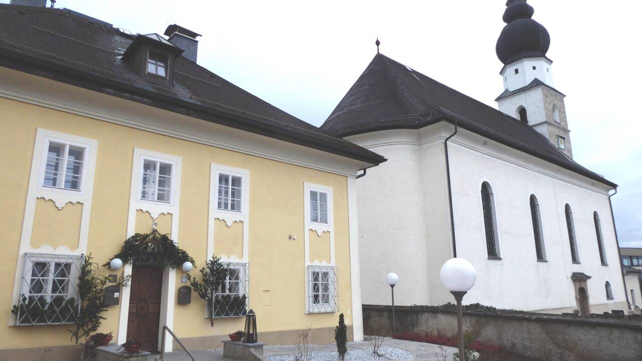 Der im Jahr 1787 nach einem Entwurf Wolfgang Hagenauers errichtete Pfarrhof neben der spätbarocken Saalkirche. 