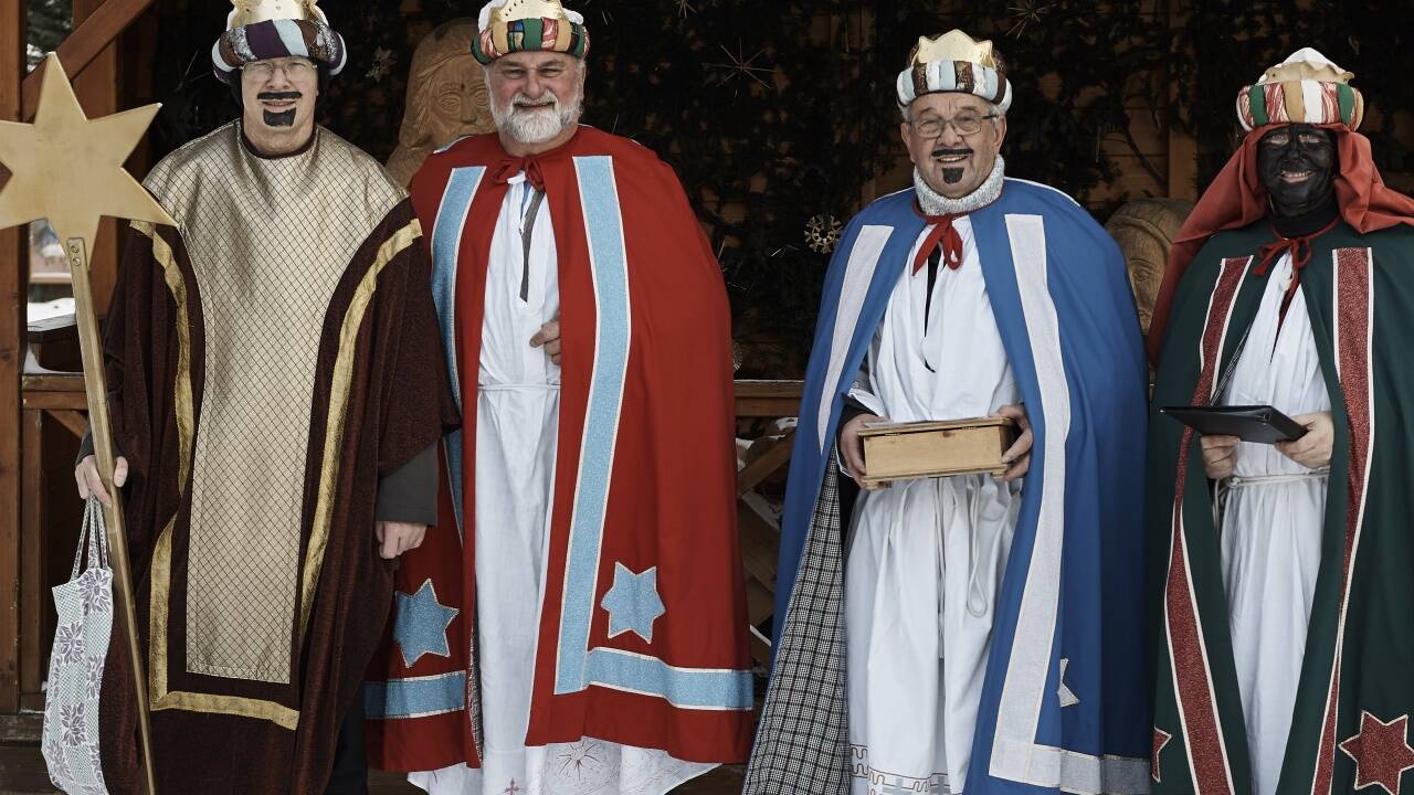 Sternsingen ist in Köstendorf nicht nur etwas für Kinder – wie das Bild zeigt: Von links Pfarrer Helmut Friembichler, die beiden Altbürgermeister Josef Krois und Franz Santner sowie der amtierende Bürgermeister Wolfgang Wagner.   Sternsingen ist in Köstendorf nicht nur etwas für Kinder – wie das Bild zeigt: Von links Pfarrer Helmut Friembichler, die beiden Altbürgermeister Josef Krois und Franz Santner sowie der amtierende Bürgermeister Wolfgang Wagner.