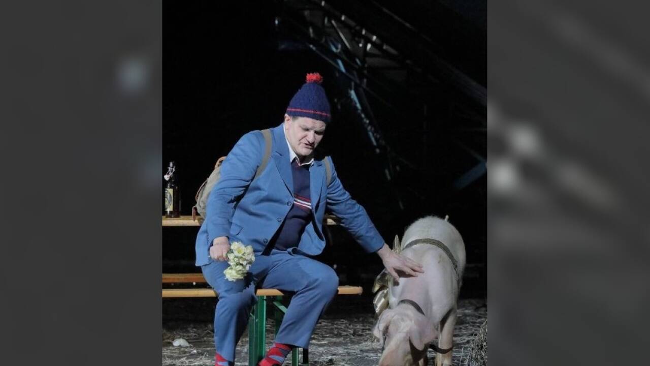 Wolfgang Ablinger-Sperrhacke als Wenzel mit Hausschwein Willi. 