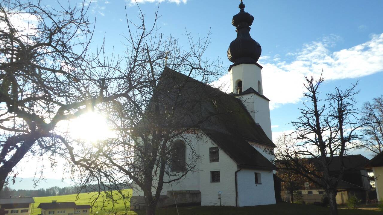 Die spätgotische St.-Nikolaus-Kirche in Waldprechting. An den Besuch von Thomas Bernhard erinnert eine eigenhändige Inschrift. Die spätgotische St.-Nikolaus-Kirche in Waldprechting. An den Besuch von Thomas Bernhard erinnert eine eigenhändige Inschrift.