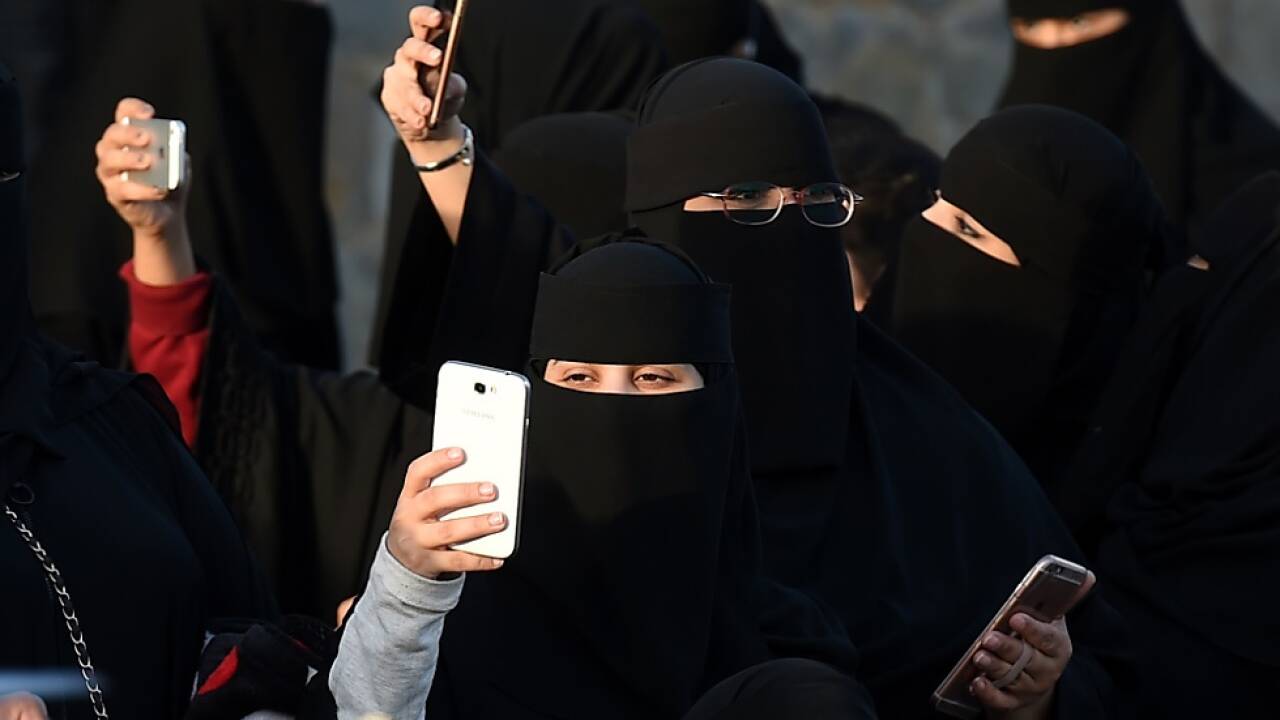 Frauen in Saudi-Arabien erfahren per SMS über Scheidung | SN.at