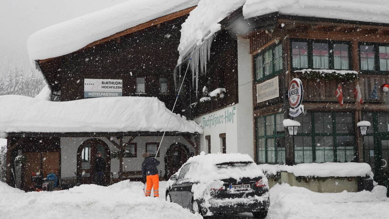 In Hochfilzen entfernte dieser Mann lange, spitze Eiszapfen vom Dach. 