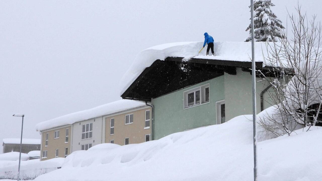 Ebenfalls in Hochfilzen schaufelt diese Person Schneemassen vom Hausdach. 