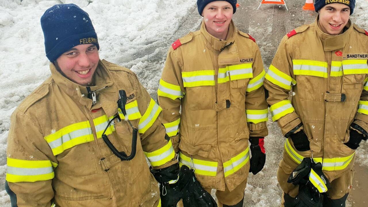 Freiwillig bei der Feuerwehr: Marcel und Lukas Sandtner sowie Stefan Bachler in Abtenau. 