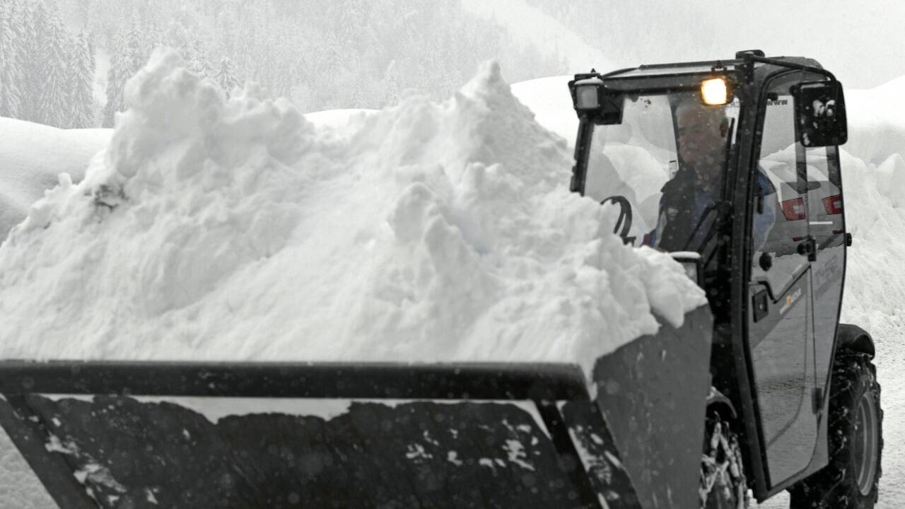 Ein Bagger befreit eine Straße in Niedertauern von den Schneemassen. 