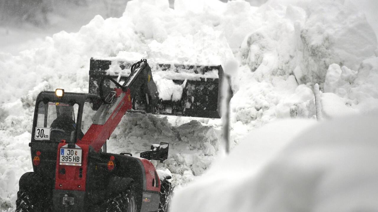 Ein Bagger befreit eine Straße in Niedertauern von den Schneemassen. 