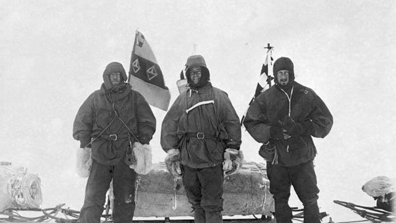 1909: Der britische Antarktisforscher Ernest Shackleton (erster von links – hier gemeinsam mit Scott und Wilson beim Aufbruch zum Südpol 1902) entdeckt den magnetischen Südpol. 