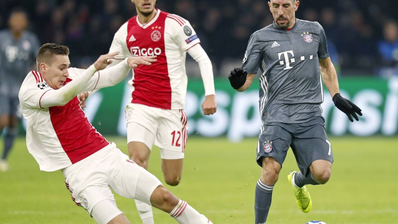 Linksfuß trifft Goldsteak: Maxi Wöber macht den Abflug.  