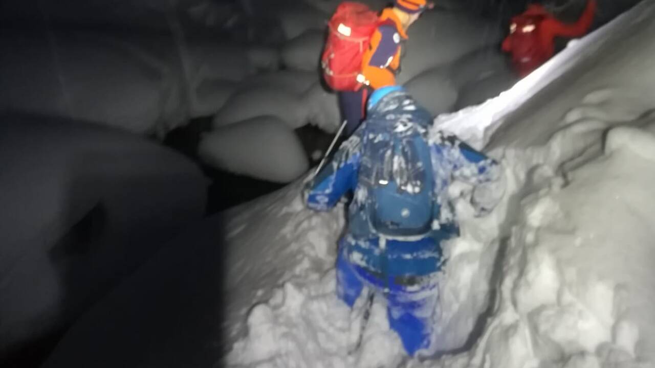 Bad Hofgasteiner bergretter brachten den Snowboarder (blauer Anzug) in Sicherheit. 