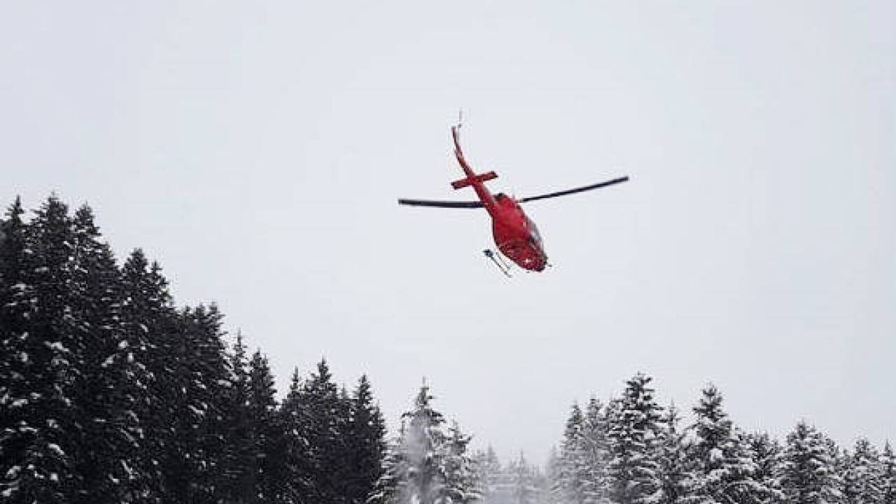 Downwash – Hubschrauber im Schneeräumeinsatz. 