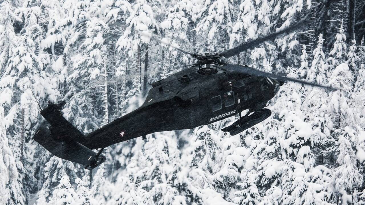 Downwash – ein Blackhawk-Helikopter des Bundesheeres im Schneeräumeinsatz. 