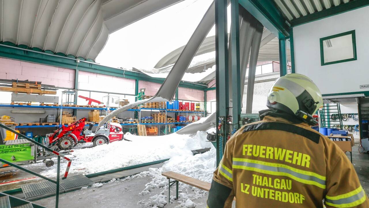 Das eingestürzte Dach der Lagerhalle in Thalgau 