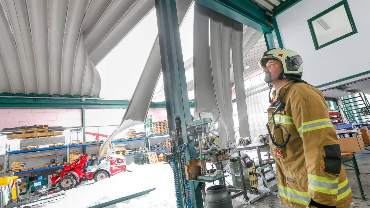 Feuerwehrleute waren rasch zur Stelle und gruben die Schneemassen um. 