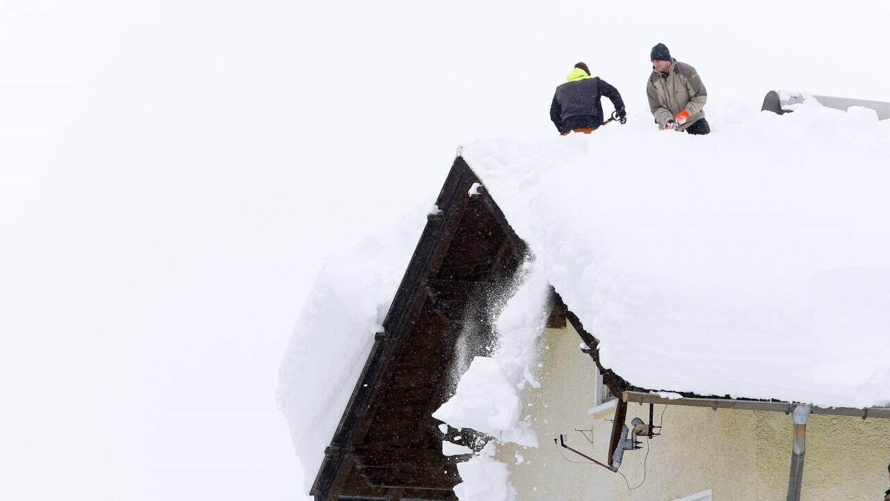 Schneemassen liegen auf vielen Haus- und Firmendächern. 