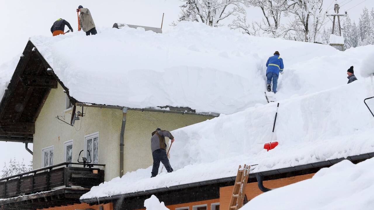 Schneemassen liegen auf vielen Haus- und Firmendächern. 