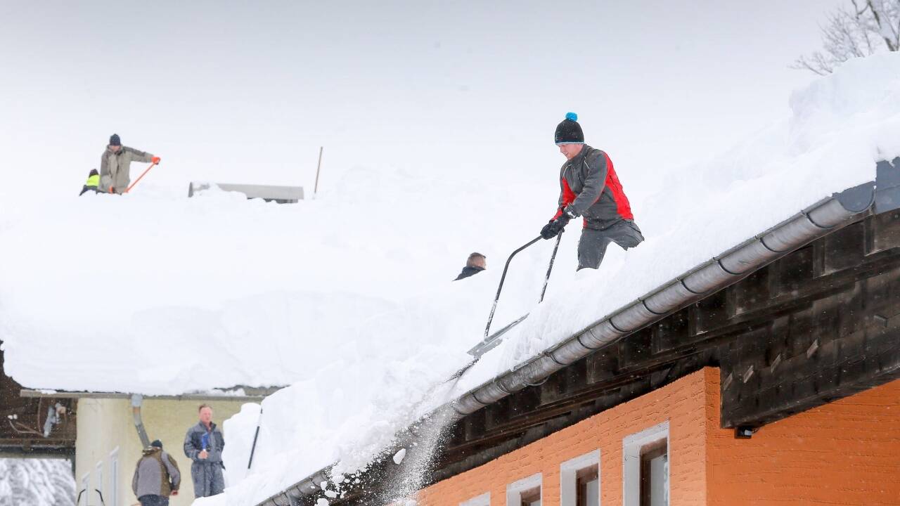 Schneemassen liegen auf vielen Haus- und Firmendächern. 