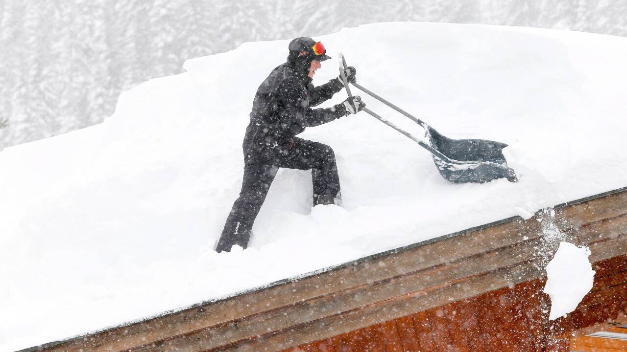Schneemassen liegen auf vielen Haus- und Firmendächern. 