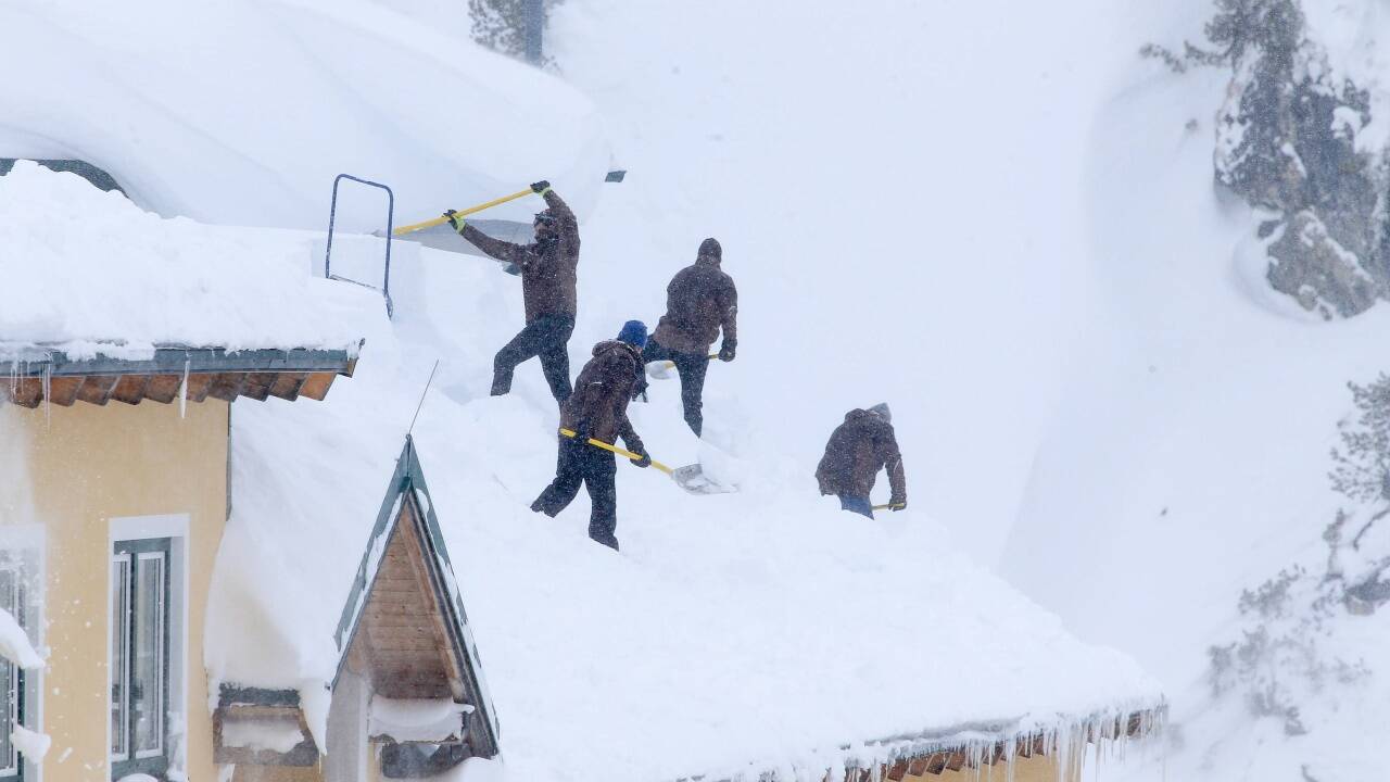 Schneemassen liegen auf vielen Haus- und Firmendächern. 