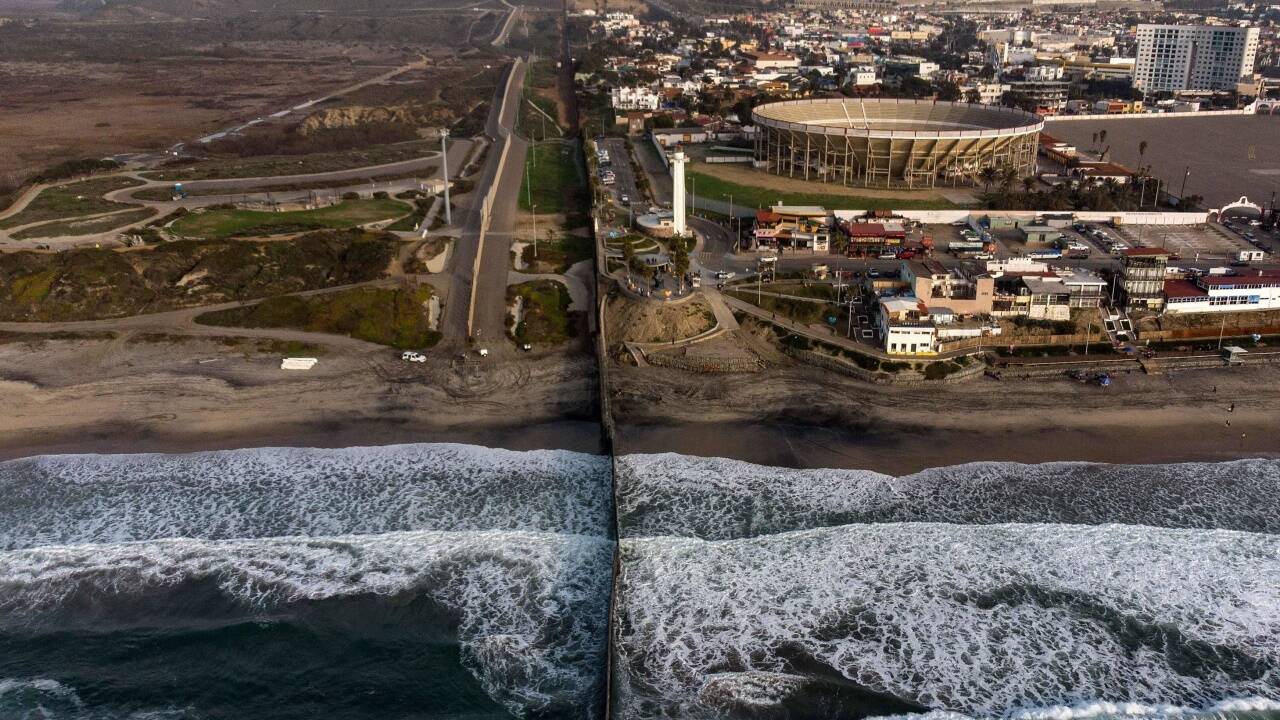 12. Jänner 2019 – Im mexikanischen Tijuana betrachtet man von oben getrennte Welten. Im Bild sieht man den Grenzzaun zwischen Mexiko und den USA. Insgesamt verläuft die Grenze auf einer Länge von mehr als 3000 Kilometern.   12. Jänner 2019 – Im mexikanischen Tijuana betrachtet man von oben getrennte Welten. Im Bild sieht man den Grenzzaun zwischen Mexiko und den USA. Insgesamt verläuft die Grenze auf einer Länge von mehr als 3000 Kilometern.