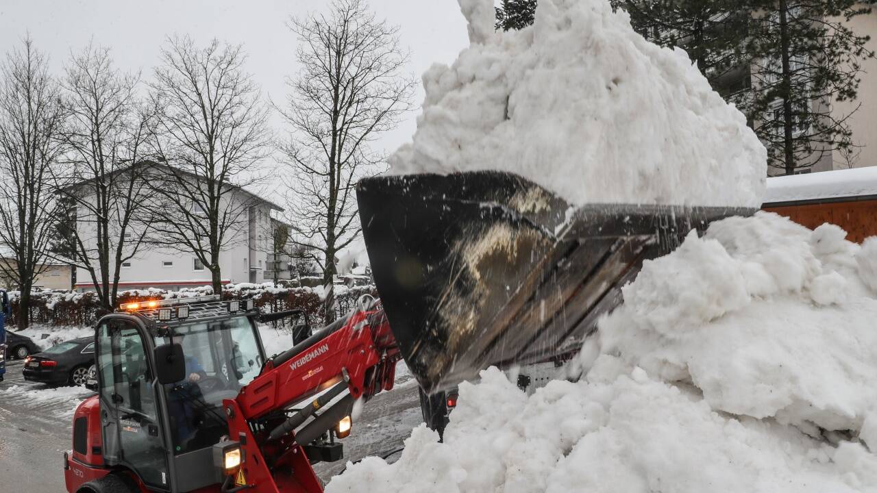 Schnee darf nicht in Gewässer gekippt werden – und auch nicht auf fremde Grundstücke.  