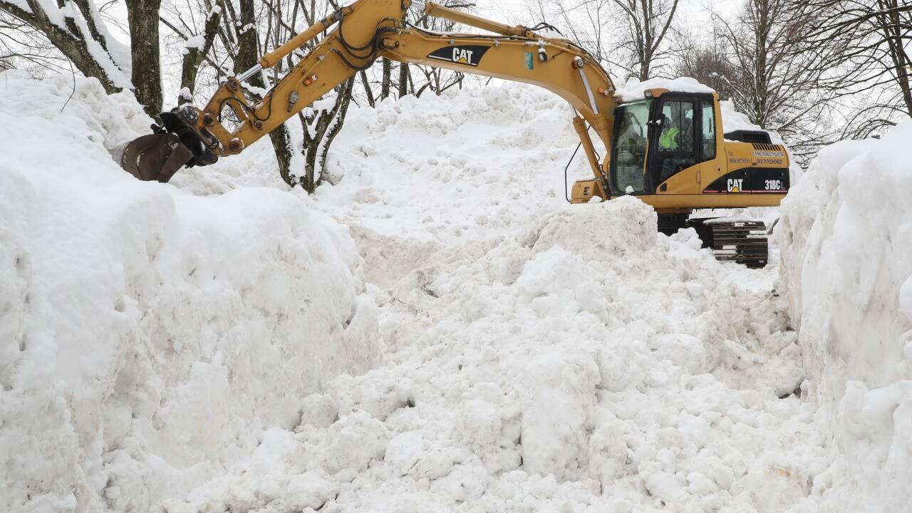 Schnee darf nicht in Gewässer gekippt werden – und auch nicht auf fremde Grundstücke.  