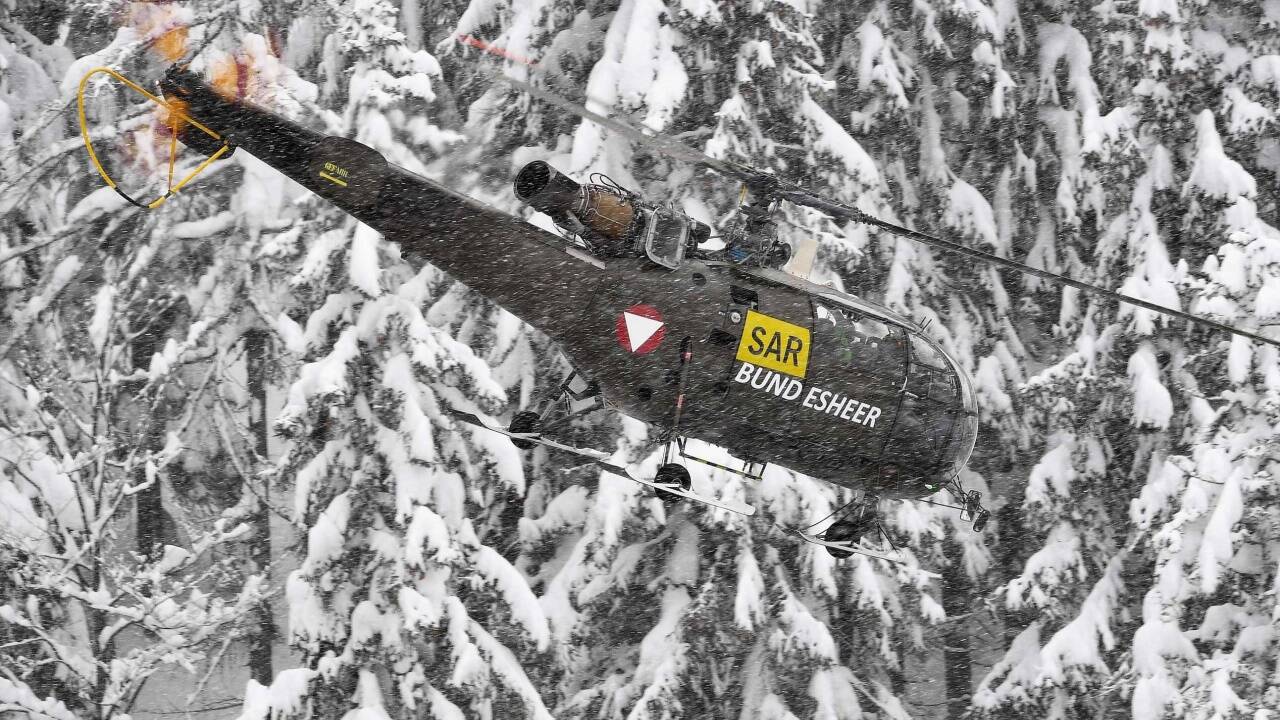 Ein Bundesheer-Hubschrauber auf dem Weg zu einer Lawinensprengung im Bereich Wildalpen. 