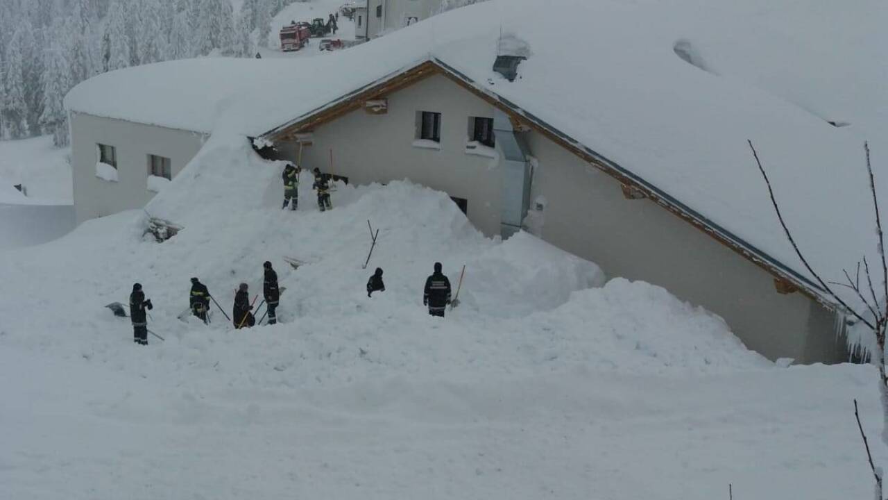 Feuerwehrleute am Hochkar im Einsatz bei völlig eingeschneiten Häusern.  