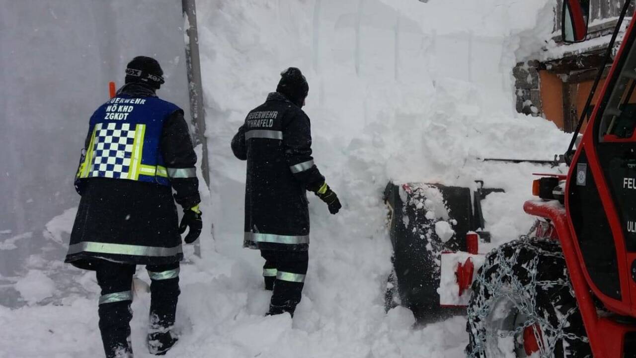 Auch am Sonntag hielt der Schnee Einsatzkräfte in ganz Österreich auf Trab. 