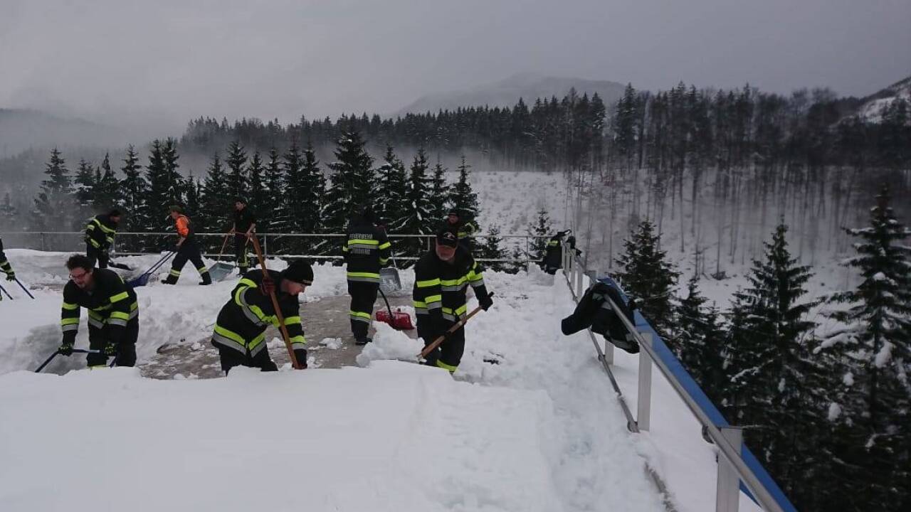 Feuerwehrleute beim freischaufeln eines Daches in Altenmarkt.  