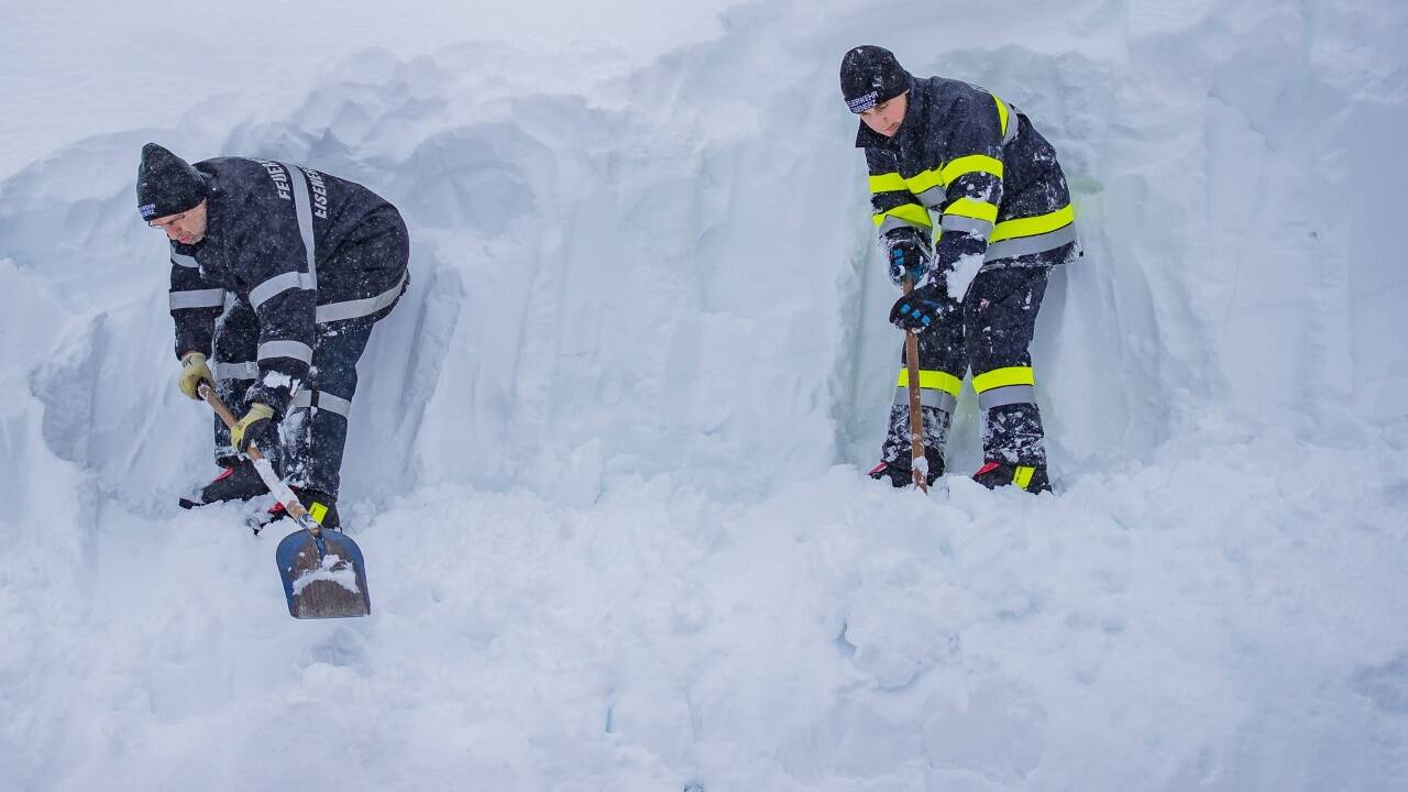 Die Schneemengen sind längst mannshoch. Im Bild Feuerwehrleute bei Schneearbeiten in Eisenerz. 