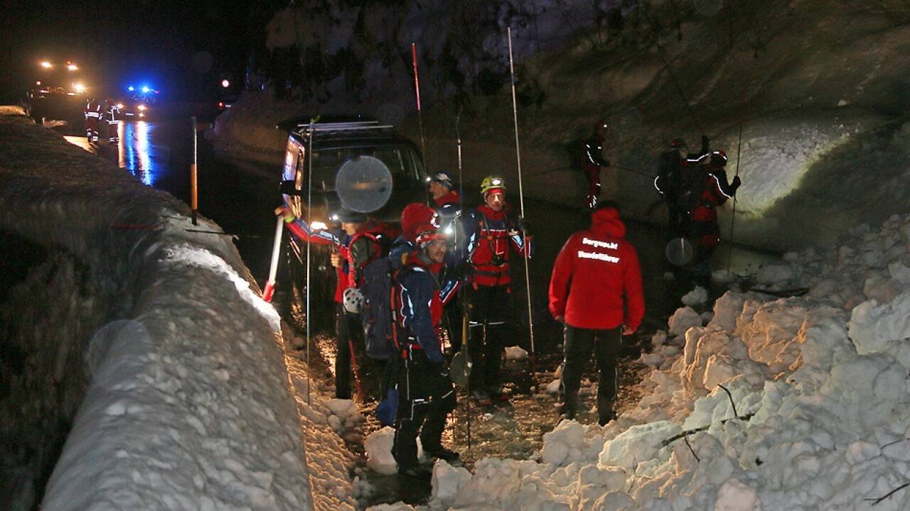 Die Bergwacht suchte die Schneemassen mit Sonden ab.  