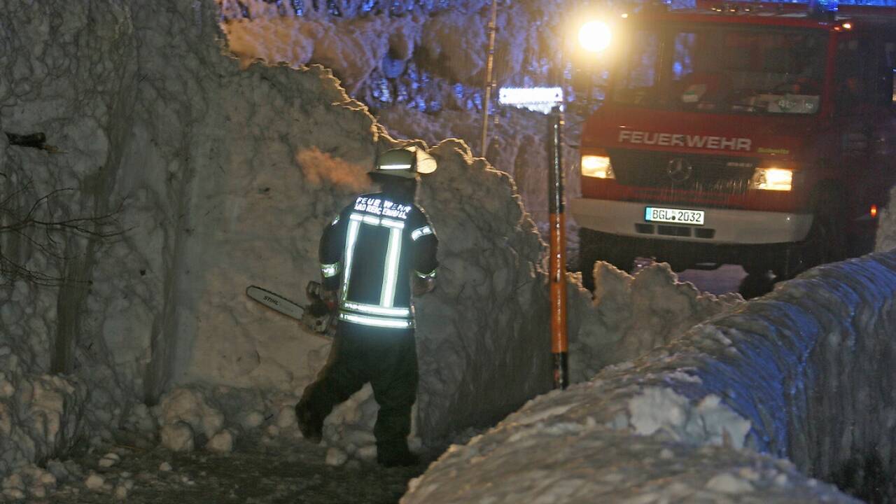 Auch Motorsägen kamen zum Einsatz, um mitgerissenes Holz zu zerkleinern.  