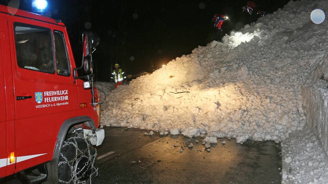 Die Feuerwehr rückten von zwei Seiten zum Einsatzort vor.  