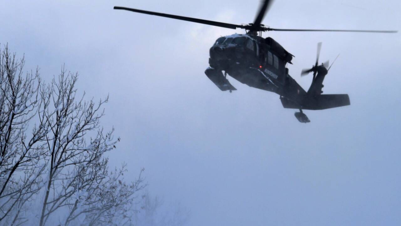 Hubschrauber kommen zum Einsatz, um den Schneedruck von den Bäumen zu nehmen („Downwash“).  