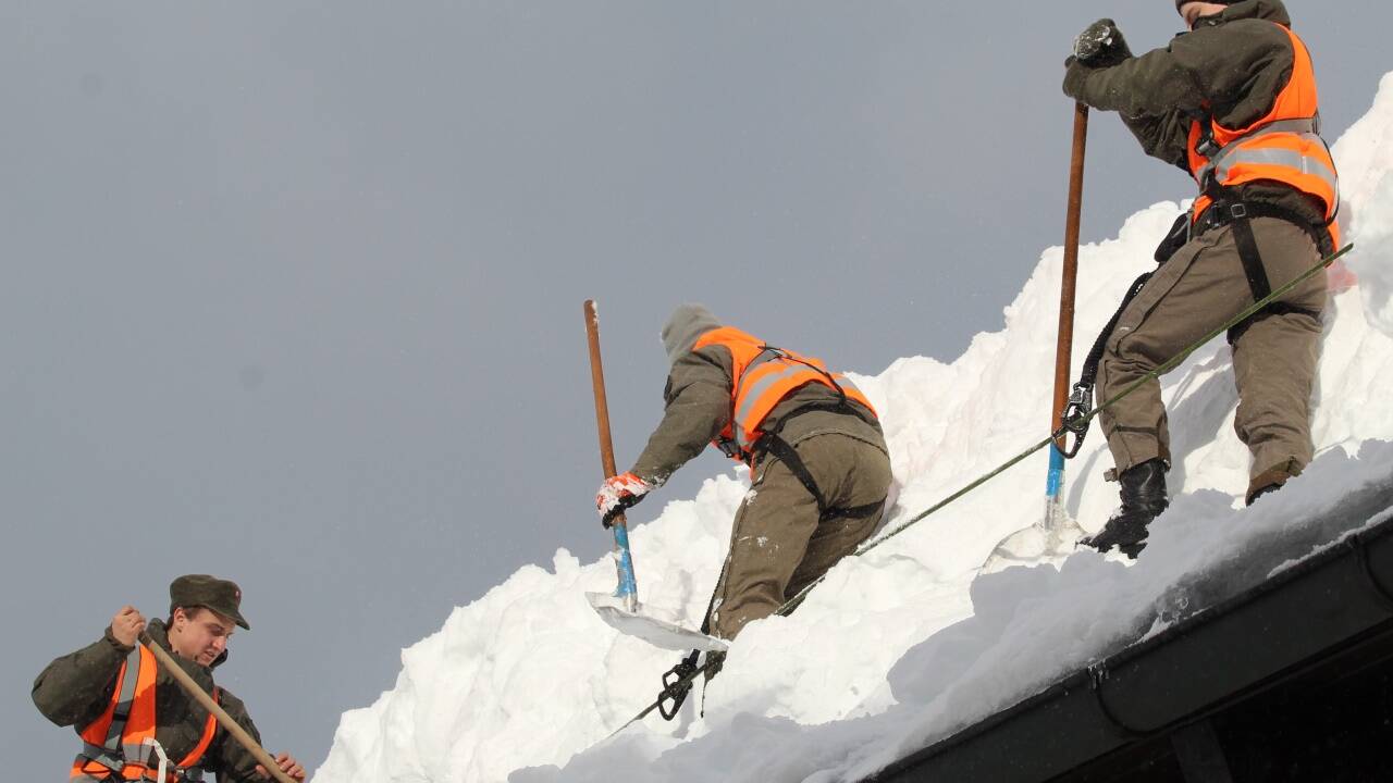 In einzelnen Gemeinden beinahe eine Sisyphusarbeit – das Abschöpfen von Schnee von den Dächern (Rußbach).  