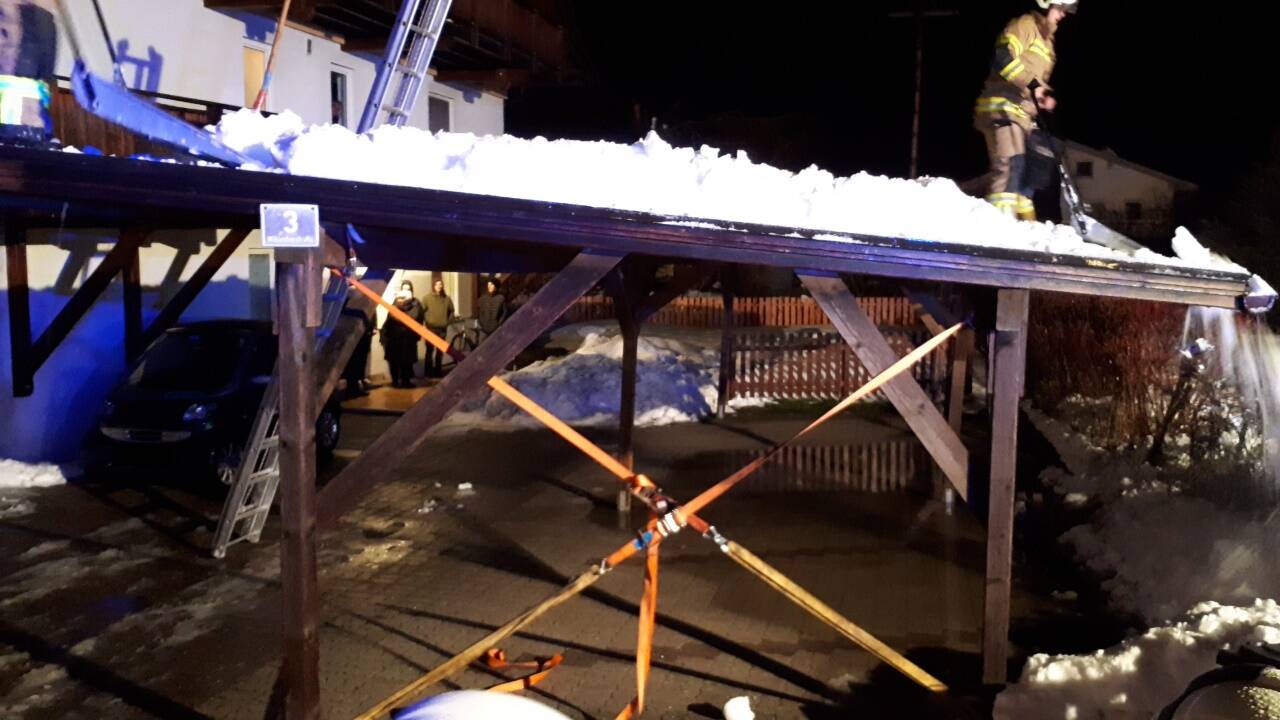 Das zweite Carport wurde mit Spanngurten gesichert und abgeschaufelt.  