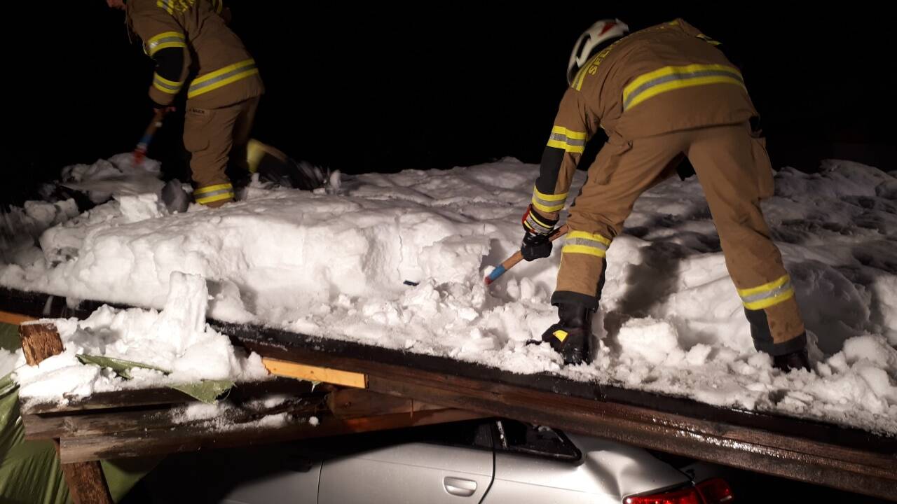 Die Feuerwehr beim Abschöpfen. 