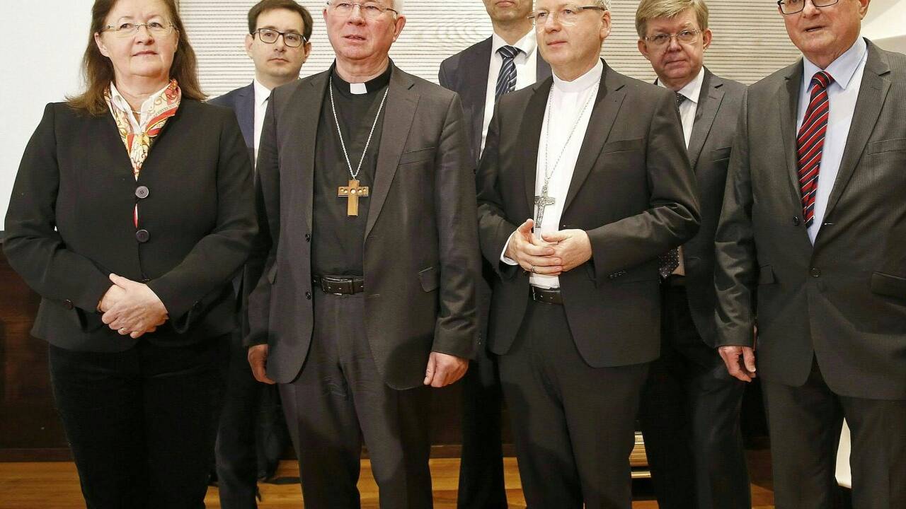 Das Team: Elisabeth Kandler-Mayr, Martin Seidler, Erzbischof Franz Lackner, Christian Lagger, Benno Elbs, Herbert Beiglböck und Helmuth Pree 